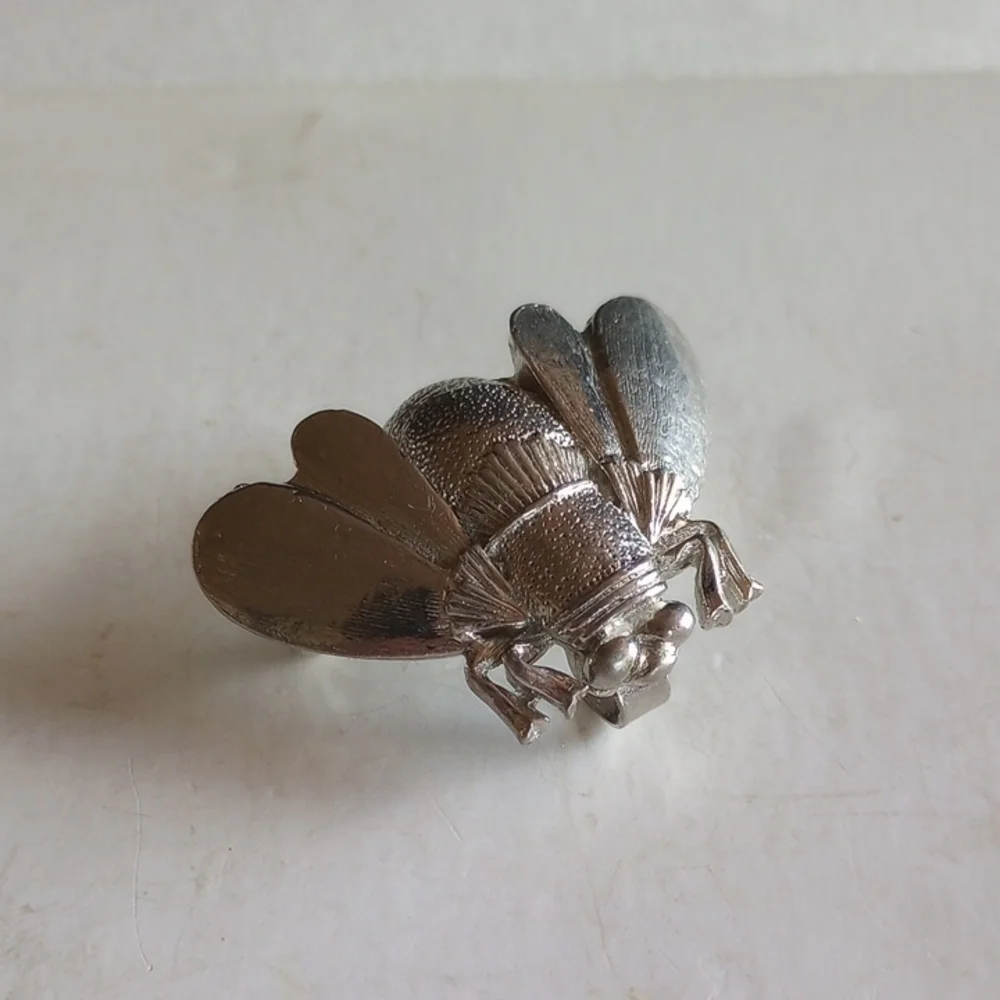 ADORABLE VINTAGE BEE SCARF PIN PENDANT SIGNED 1975 MIMI HALLMARKS